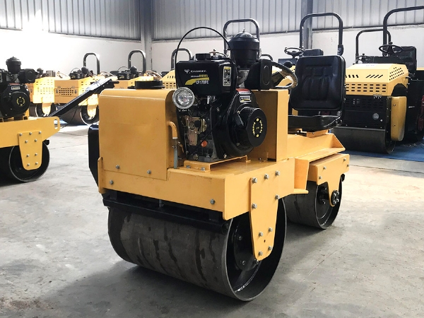 小(xiǎo)型座駕式壓路機